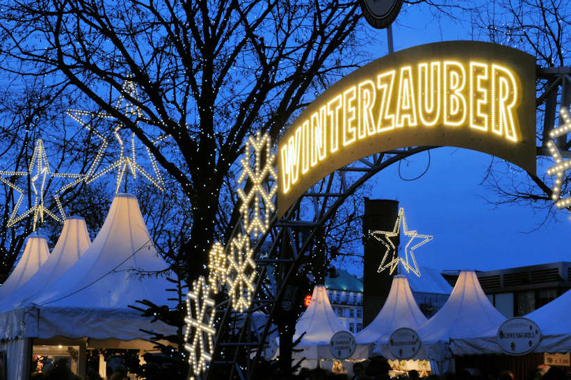 2261_1263 Lichtschriftzug, Lichter Winterzauber an der Hamburger Binnenalster. | Adventszeit - Weihnachtsmarkt in Hamburg - VOL.1